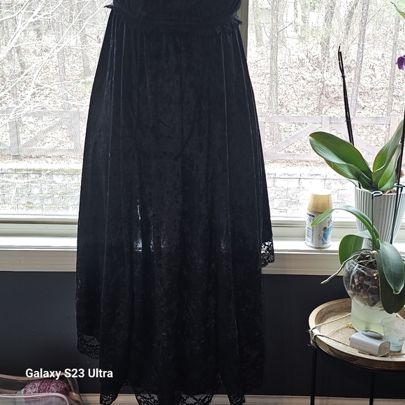 Elegant Black Velvet Dress with Floral Accents - Picture 7 of 11